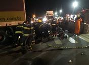 Videos: Colisão envolvendo carro e caminhão deixa motorista ferido na BR-104, em Rio Largo