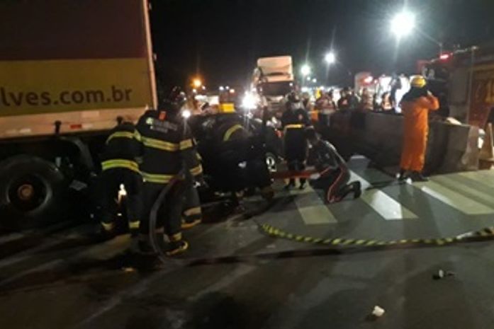 Videos: Colisão envolvendo carro e caminhão deixa motorista ferido na BR-104, em Rio Largo