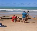 Criança com autismo e mulher são resgatadas de afogamento na praia de Jacarecica, em Maceió