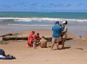 Criança com autismo e mulher são resgatadas de afogamento na praia de Jacarecica, em Maceió