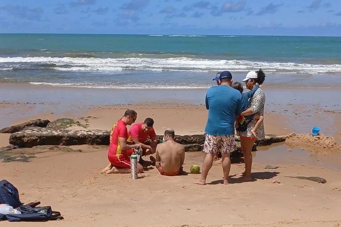 Criança com autismo e mulher são resgatadas de afogamento na praia de Jacarecica, em Maceió