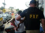 Homem é preso empurrando moto roubada
