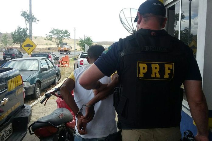 Homem é preso empurrando moto roubada