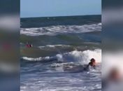 Surfista resgata mulher de afogamento na Praia do Francês e é homenageado pelos Bombeiros