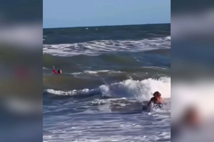 Surfista resgata mulher de afogamento na Praia do Francês e é homenageado pelos Bombeiros