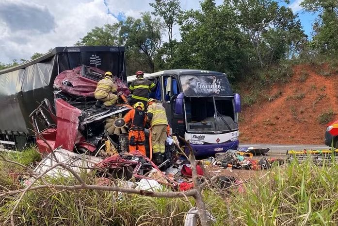 Batida entre ônibus que saiu de AL e carreta deixa mais de 50 feridos, em MG