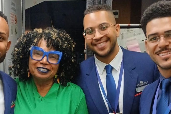 -Que linda, a senhora. Seja bem vinda!!- disse Vandeilson, comissário de voo da Latam, a esta ativista, Arísia Barros