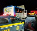Motorista morre e 11 universitários ficam feridos após colisão entre ônibus e caminhão na BR-101