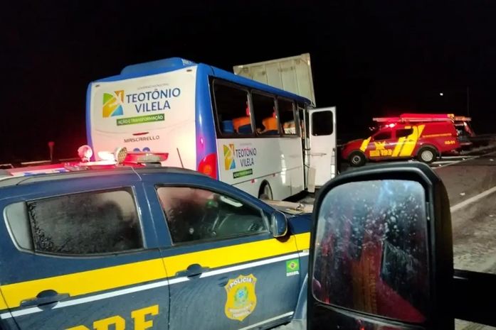 Motorista morre e 11 universitários ficam feridos após colisão entre ônibus e caminhão na BR-101