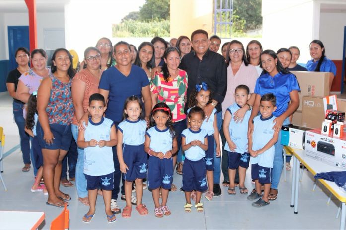 Júlio Cezar entrega fardamentos escolares e materiais esportivos para mais de 2600 alunos das escolas rurais