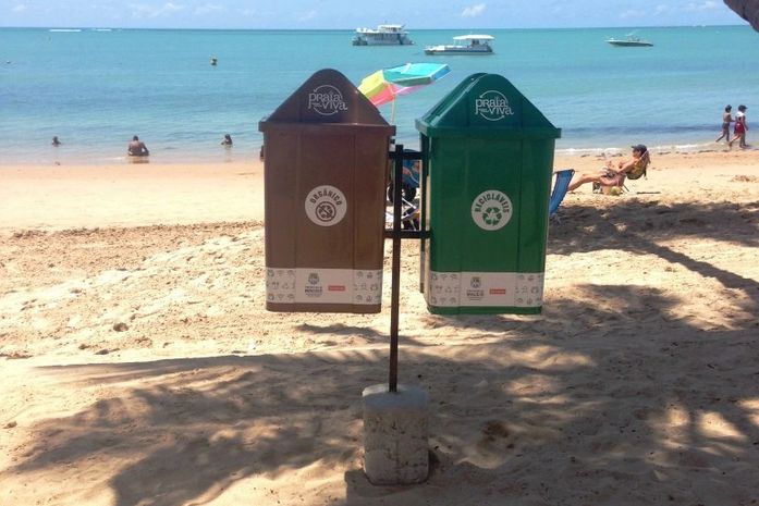 Coleta seletiva na orla de Maceió
