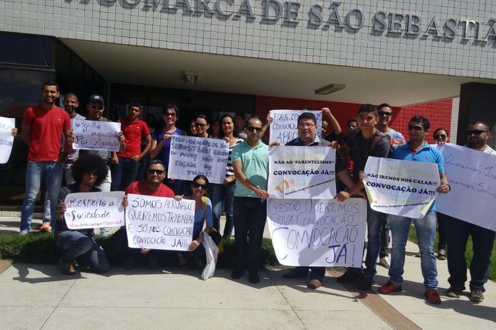 Aprovados em concurso público pedem convocação 