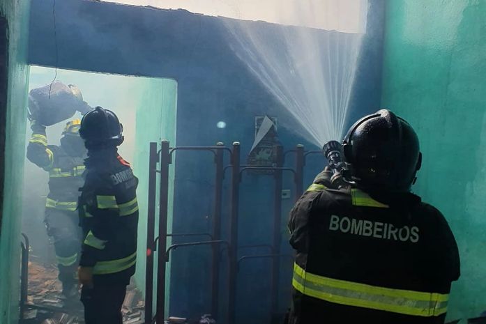 Homem agride companheira e coloca fogo na própria casa