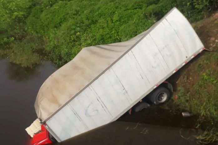 Colisão entre dois caminhões deixa um morto, na AL-220