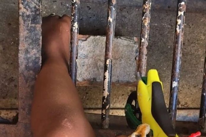 Bombeiros são acionados após criança prender o pé em grade de ferro na Mata do Rolo