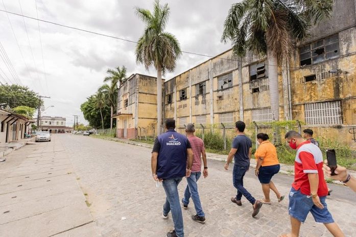 Prefeito JHC visita ruínas da antiga Fábrica Carmen para tornar local em espaço turístico