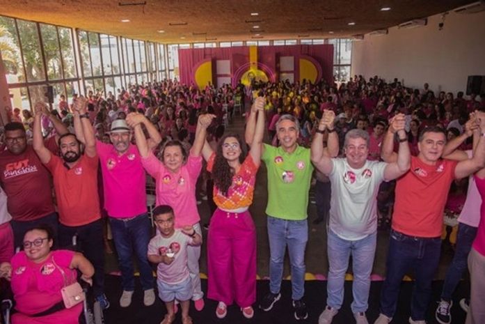 Teca Nelma monta palanque pluralista no lançamento de sua candidatura à reeleição