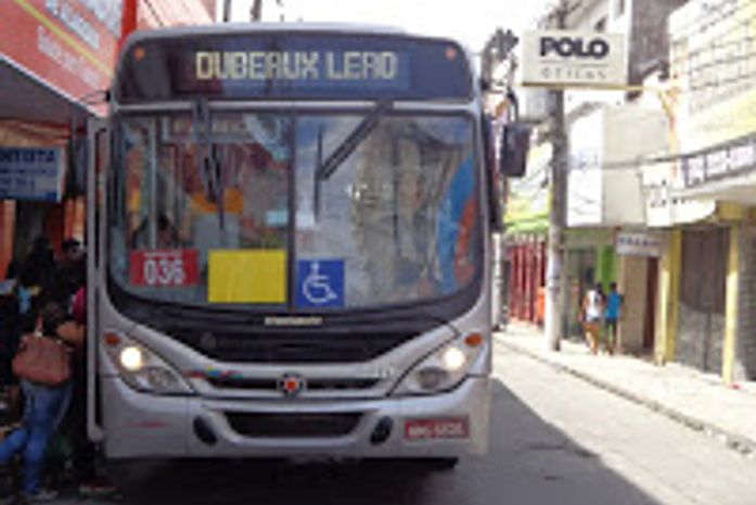 Casal é preso acusado de depredar ônibus no Centro de Maceió