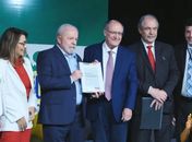 Lula recebendo relatório da transição