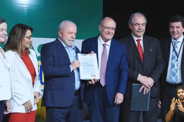 Lula recebendo relatório da transição