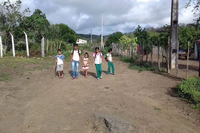 Sem trasporte escolar, estudantes de Traipú percorrem 13 Km para chegar a escola