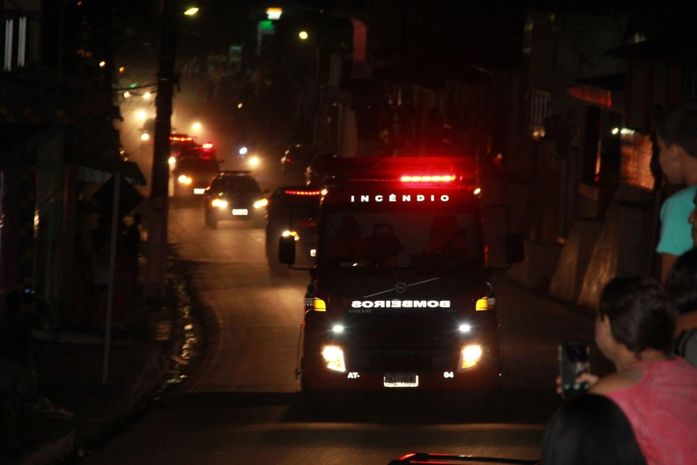Sob aplausos, cortejo com corpos de militares deixa Joaquim Gomes e segue para Pernambuco