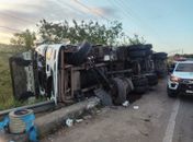 Motorista morre em tombamento de carreta na BR-101; vítima foi encontrada debaixo do veículo