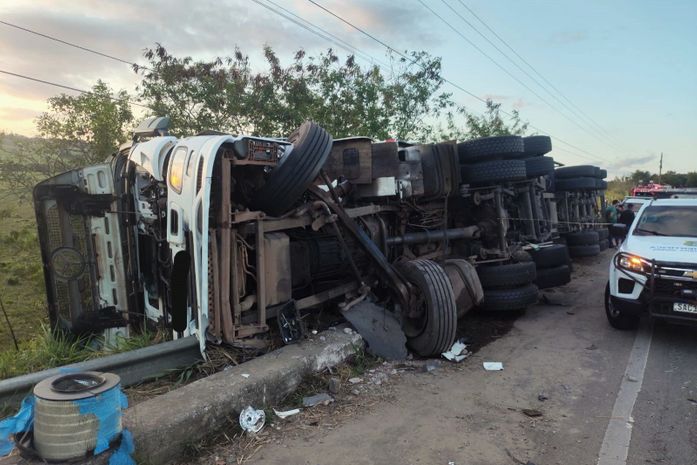 Motorista morre em tombamento de carreta na BR-101; vítima foi encontrada debaixo do veículo