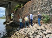 Departamento de Estradas de Rodagem inspeciona ponte na Massagueira