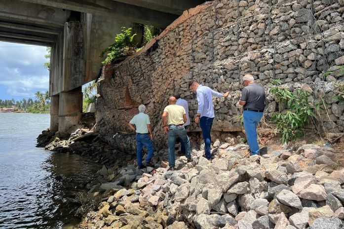 Departamento de Estradas de Rodagem inspeciona ponte na Massagueira