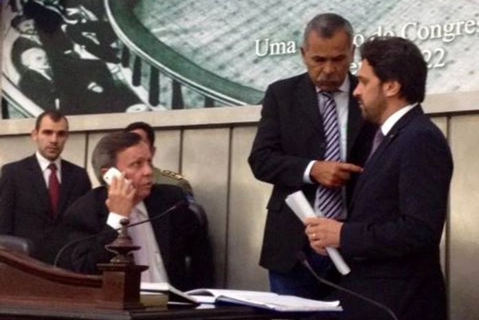 Deputados conversaram após encerramento da sessão