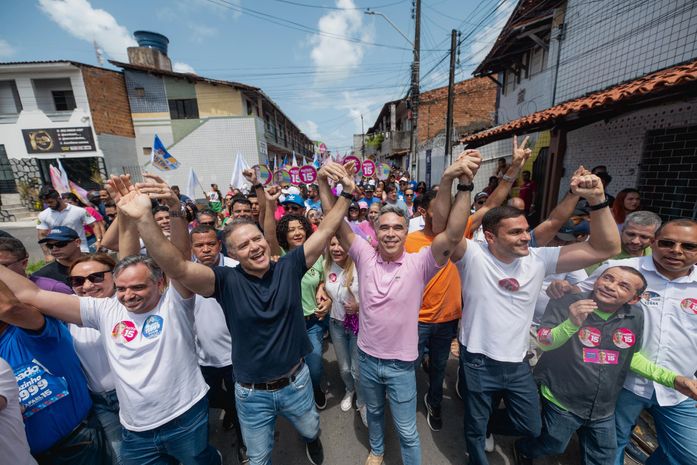 Rafael Brito comemora aniversário durante caminhada pelo Jacintinho