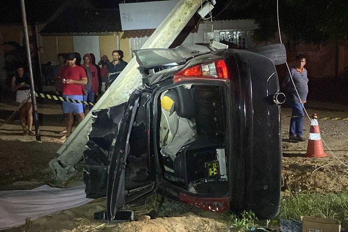 Jovem morre após colidir carro em poste, na AL-220