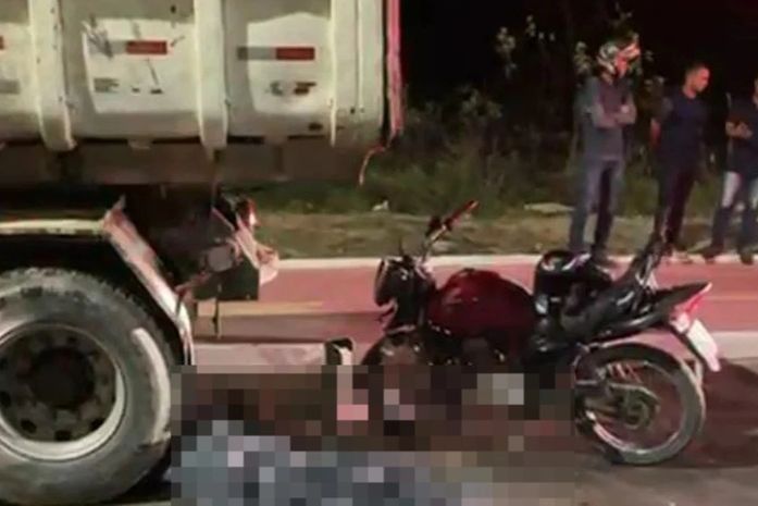 Homem morre após colisão entre moto e caminhão-caçamba em Maceió
