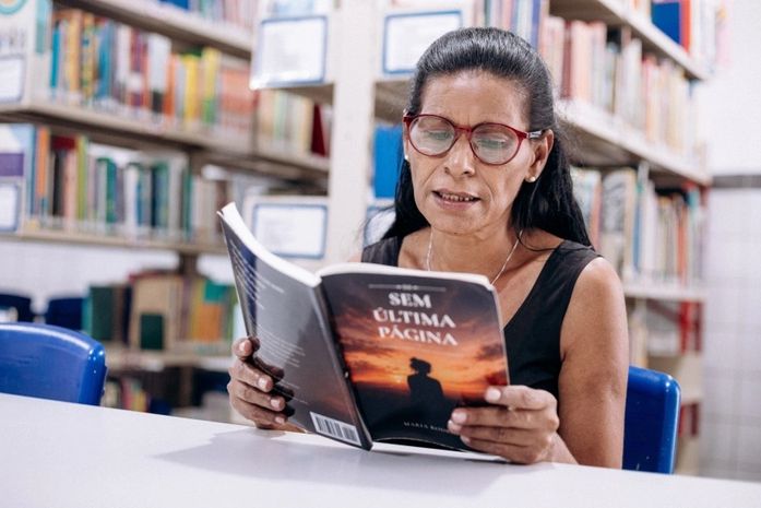 Estudante da Educação de Jovens e Adultos transforma sonho de infância ao publicar primeiro livro