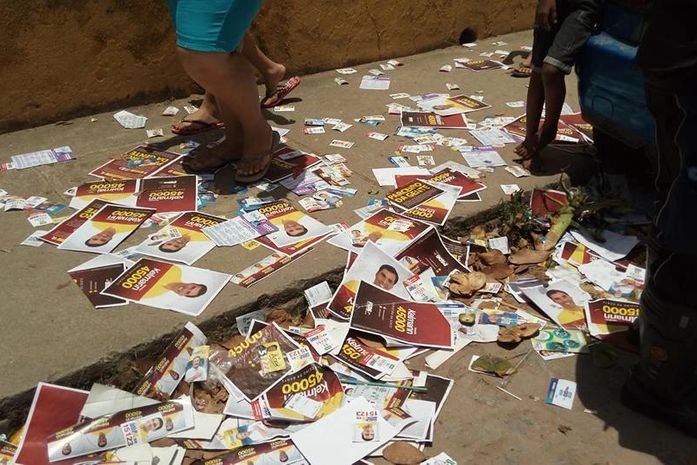 Santinhos se aglomeram no Benedito Bentes