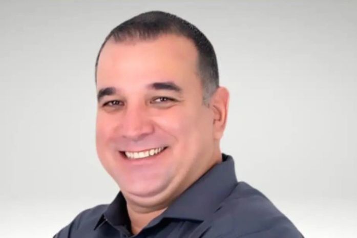 Homem tenta atropelar prefeito em MG após discussão em bar