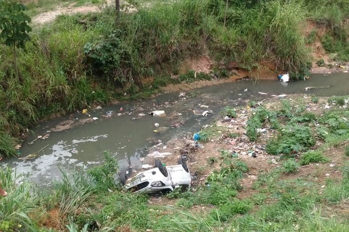 Veículo capotou e caiu em ribanceira
