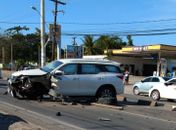 Colisão entre dois veículos deixa uma criança e um adulto feridos