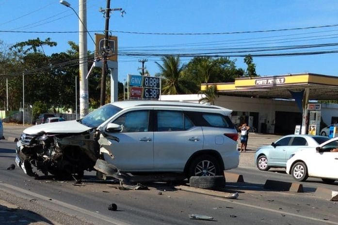 Colisão entre dois veículos deixa uma criança e um adulto feridos