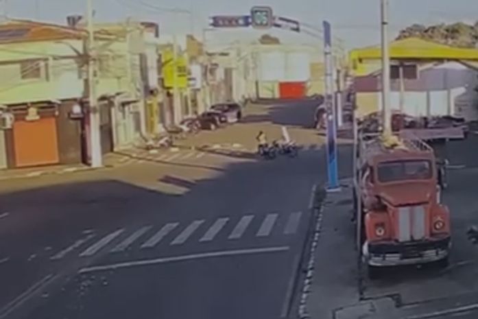 Dois acidentes são registrados em menos de 24 horas em cruzamento no centro de Delmiro Gouveia