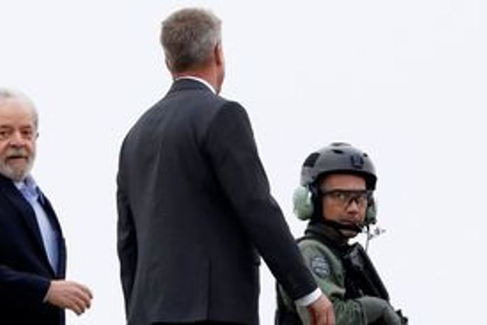 Lula volta para carceragem em Curitiba após cremação do corpo do neto