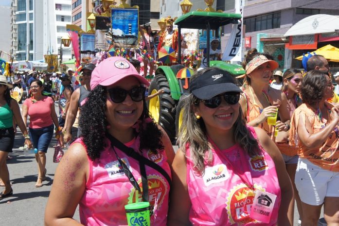 Fantasias de foliões são destaque nas prévias de carnaval em Maceió.