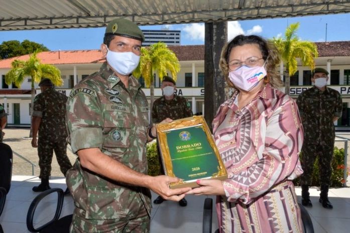 Tereza Nelma é homenageada por incentivo a música nos quartéis