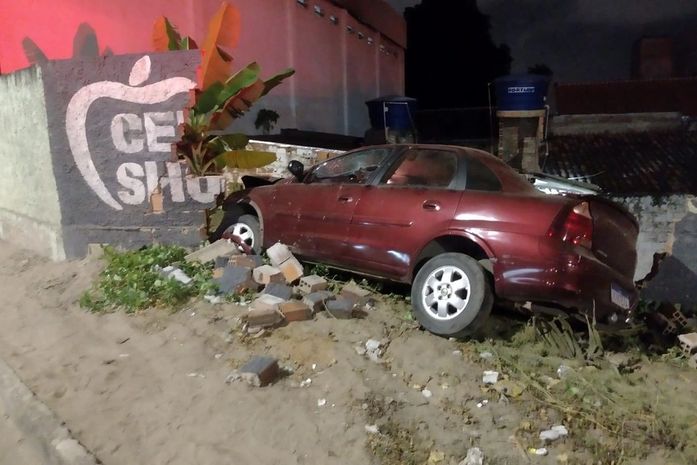 Jovem morre e outro fica ferido após motos serem atingidas por carro; condutor não tinha CNH