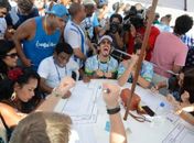 Integrantes da escola de samba Beija-Flor de Nilópolis comemoram o título de campeã do carnaval de 2018