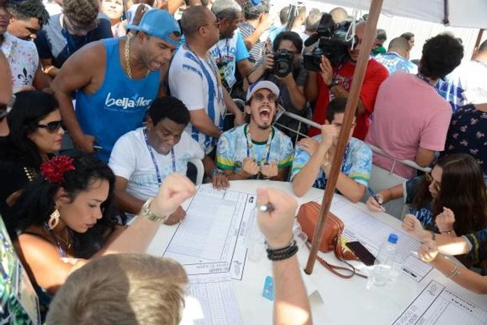 Integrantes da escola de samba Beija-Flor de Nilópolis comemoram o título de campeã do carnaval de 2018