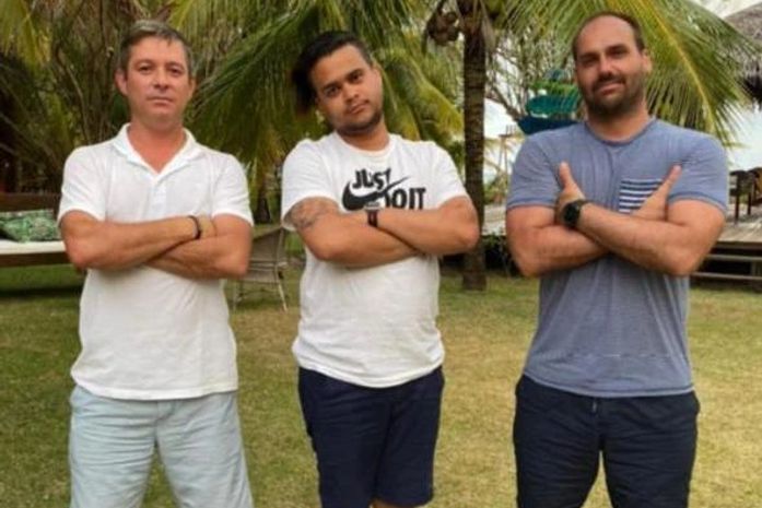 Eduardo Bolsonaro e integrante do elenco de Sikera Junior visitam AL