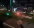 Jovens são flagrados fazendo "duelo" com fogos de artifício na orla de Maceió