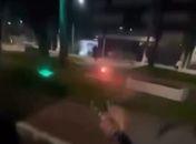 Jovens são flagrados fazendo "duelo" com fogos de artifício na orla de Maceió